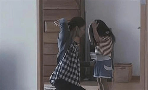 青海妈妈燕志云虐女,滚油灌嘴纱线封口,出狱掘坟踩女儿骨灰泄愤_苏丽