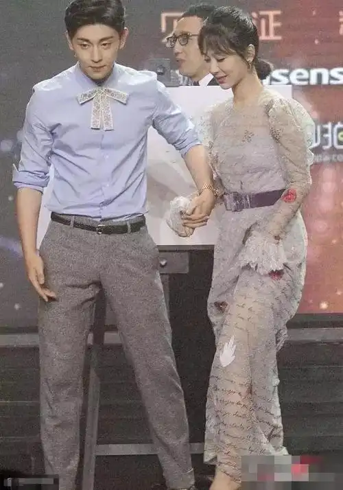 邓伦杨紫互撕事件杨紫任嘉伦采访时互怼