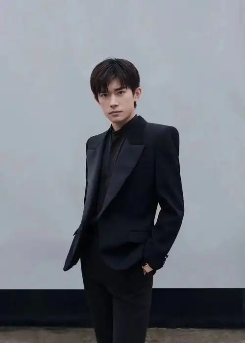 积家全球代言人易烊千玺佩戴reverso翻转系列双面双时区小秒针腕表