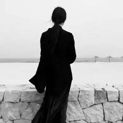 高冷背影女生黑白头像