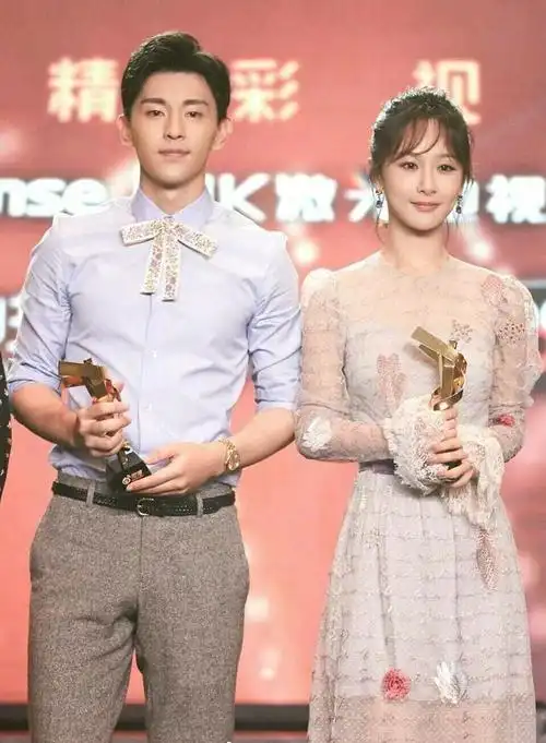 杨紫现身微博电视盛典大写的好看与邓伦合影更是cp感十足 67