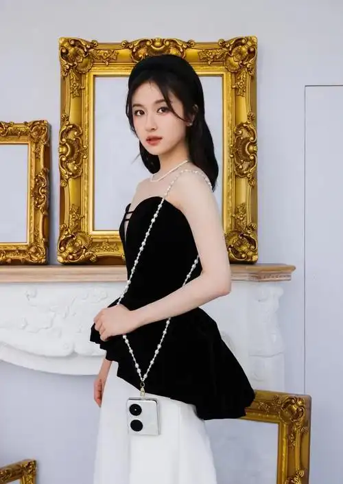 业务能力很强人很美的95后小花李兰迪