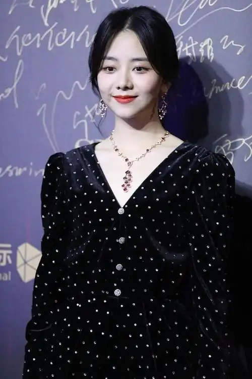 谭松韵该走成熟路线穿波点丝绒裙有法式优雅感有了30的样子