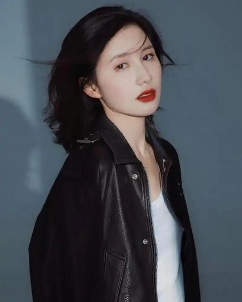 黄景瑜前妻# 黄景瑜前妻是王雨馨这事毋庸置疑,有网友称王雨馨经衬妹