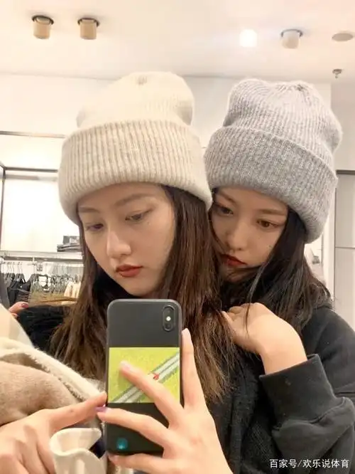 闺蜜出去玩除了拍照,另外喜欢的事情就是逛街啦,试同款的时候不妨拍一