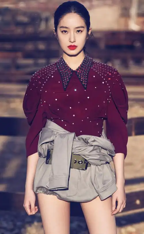 冯女郎杨采钰魅惑红唇时尚杂志封面图片