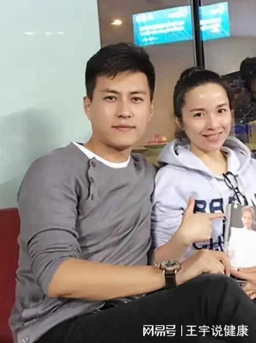 二婚嫁靳东为妻, 生下一双帅气儿子, 一家四口幸福美满|李佳|演员