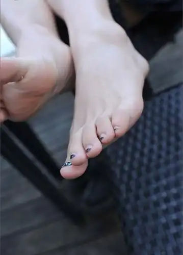 美女的美脚丫-啊泽