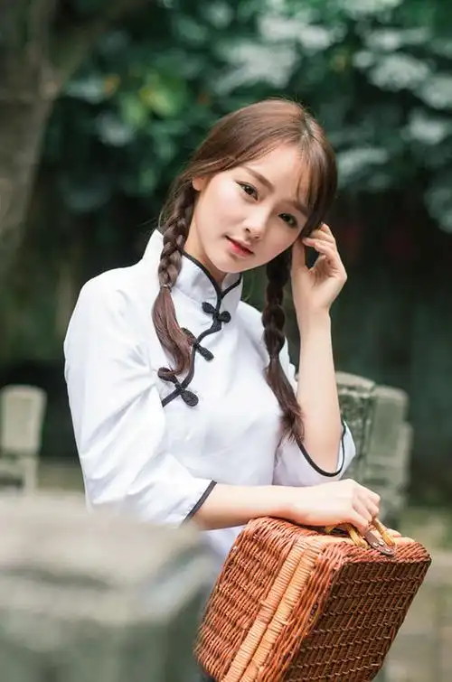 清纯美女民国风迷人养眼户外写真图片