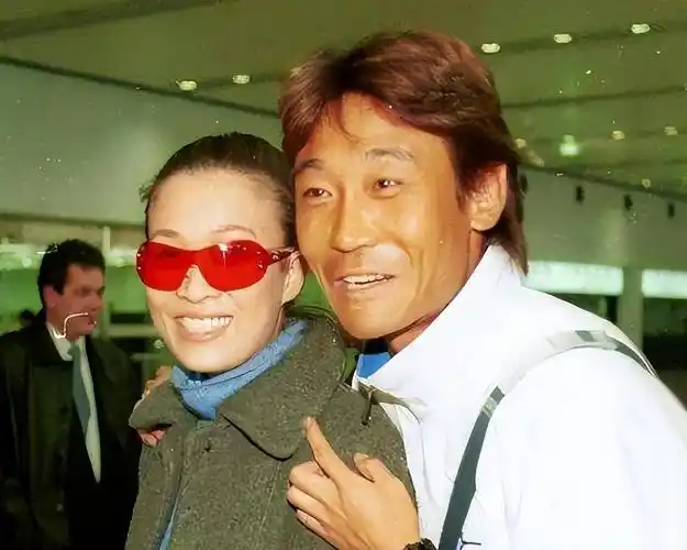 那英前夫高峰罕见露面,51岁身材发福显憔悴,开足球俱乐部维生