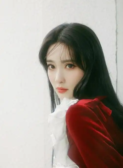 孟子义晒美图大秀白皙玉腿雪肤玉貌太性感撩人