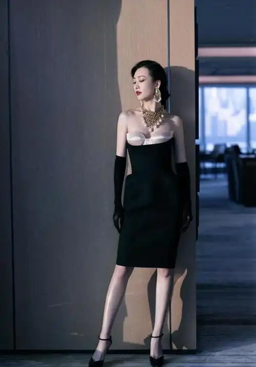 有些精致的钩花设计,增添了一份质感与优雅, 腰部的蕾丝拼接让王鸥