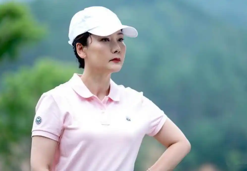 何赛飞近照曝光,大襟衣配纱裙不扮嫩不老气,59岁状态冻龄又贵气