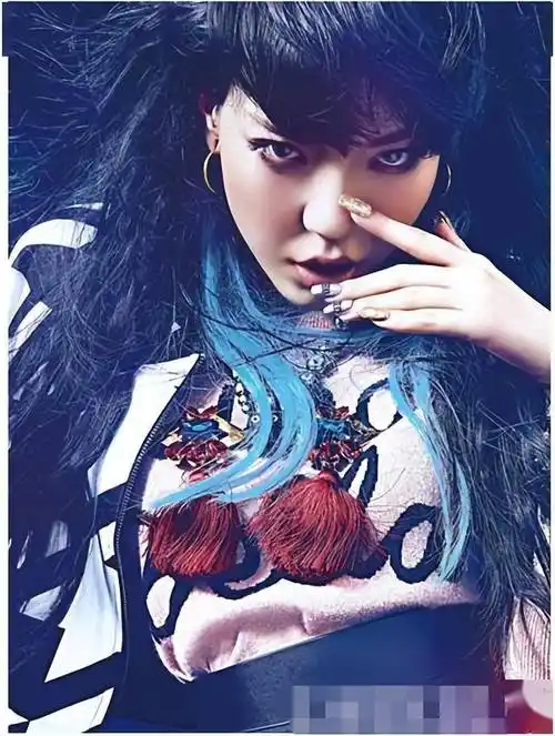 不过吴莫愁的长相非常夸张,据说他的广告照在地铁上,把一个小孩吓哭了