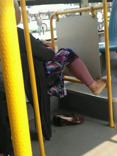 公交车内味道为啥挺浓 因为大姨当众脱鞋晾脚