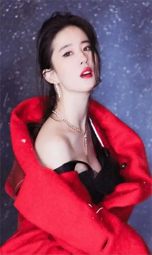 刘亦菲礼服前竟然露出"三角区"!被网友直呼:这谁扛得住啊?