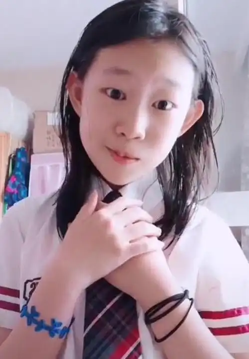小沈阳女儿近照,12岁的她整容式长大,气质婷婷玉立