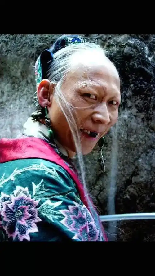 明星娱乐#曾出演神雕侠侣中裘千尺,妻子女儿却颜值逆天,成为人生赢家