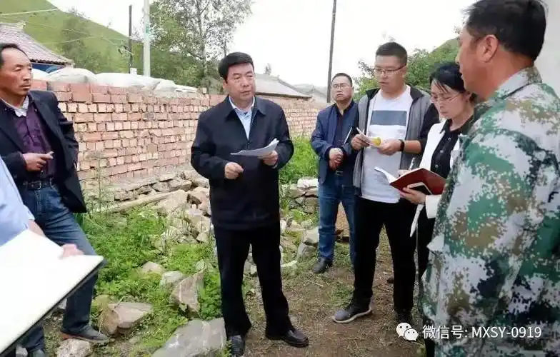 7月1日,县委书记郭世杰赴申都乡沙地村,走访慰问贫困户家庭生活,深入