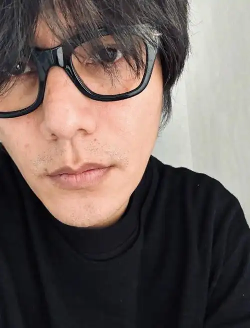 46岁陈坤晒自拍,头上白头发惹眼拒绝染发,自信有魅力