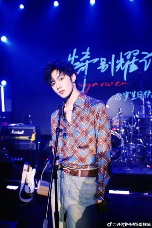 刘耀文胶片风舞台照