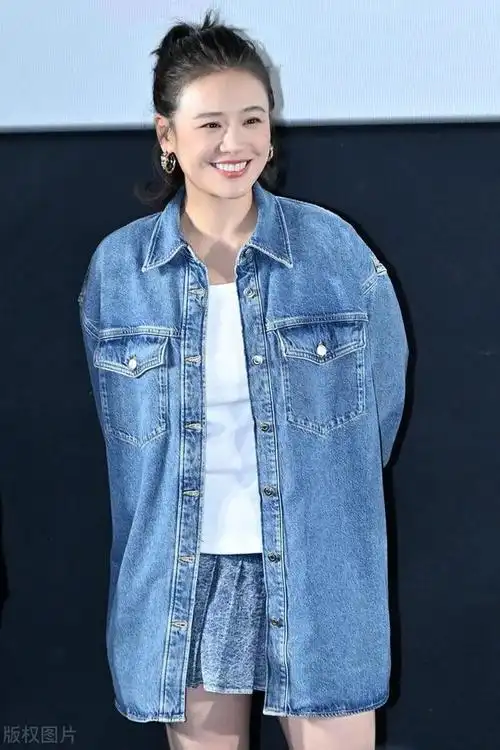 马思纯自爆半年瘦了50斤穿牛仔衬衫超洋气筷子腿真吸睛