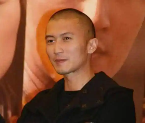 还是能靠颜值和气质撑起光头的,比如年过四十依旧有少年感的谢霆锋