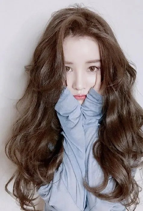 女生长波浪大卷头发造型图片