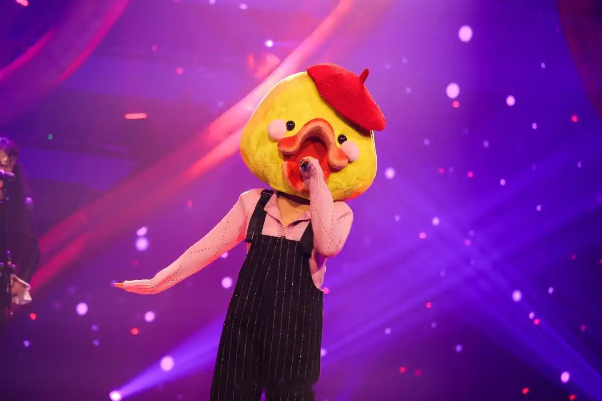 【《蒙面唱将猜猜猜》"小黄鸭"惊喜揭面袁娅维献唱《红豆》感人至深】