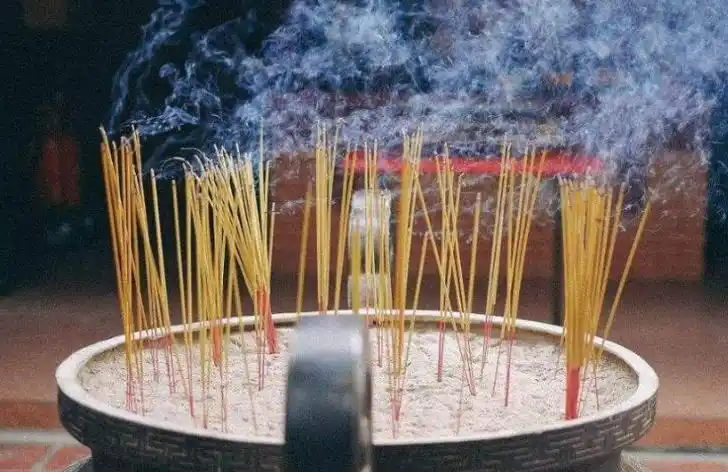 烧高香是什么意思,烧高香的图片来了 本文共(1001字)