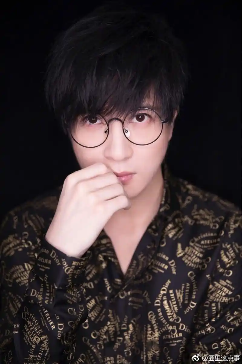 其实你有时会觉得,薛之谦的歌好像跟这个人"对不上",明明总是无厘头的