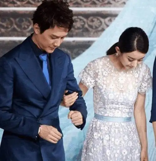 看完冯绍峰和倪妮合照,再看看冯绍峰和赵丽颖合照,你发现什么了