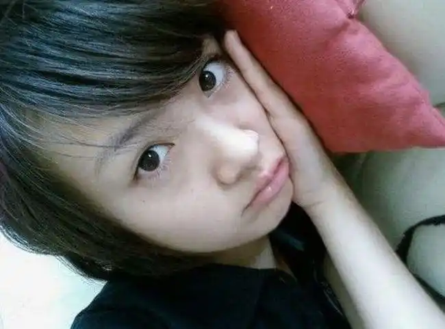 为啥郑爽上学时没人追?看了她高中的卖萌照,网友:瞬间明白了!