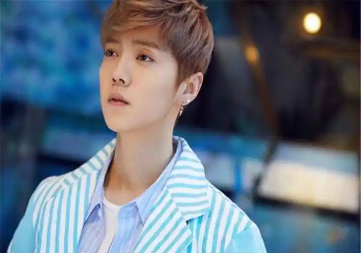 邓超像父亲一样为鹿晗拍照,动作搞笑引热议,关系确实不一般.