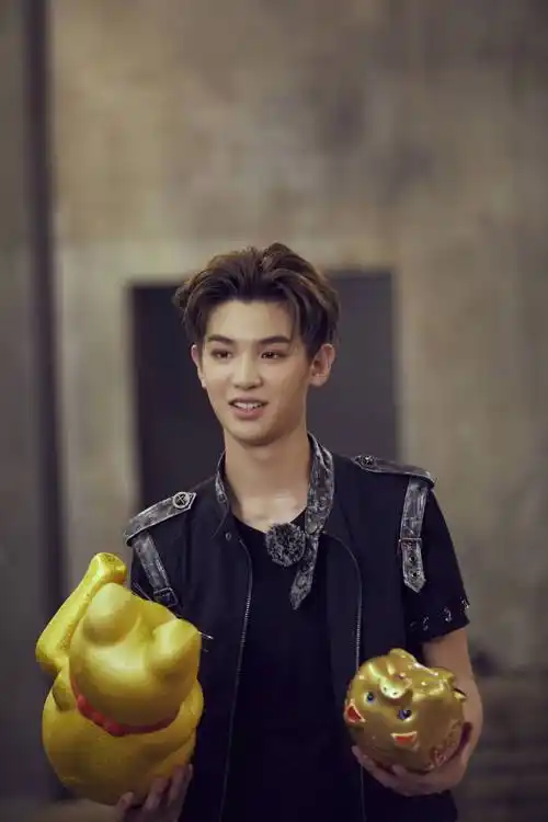 简介:justin黄明昊《勇敢的世界》图片,分享一组黄明昊图片给大家,图