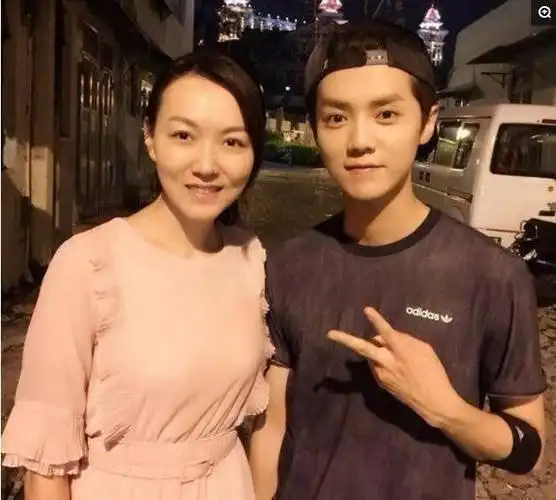 盘点当红男星和妈妈的合影,鹿晗的妈妈太美了,宝强娘俩一张脸