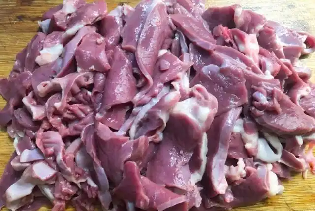 2,猪心浸泡好,用盐搓洗一会,再清洗干净,用厨房纸巾吸掉猪心上的水分