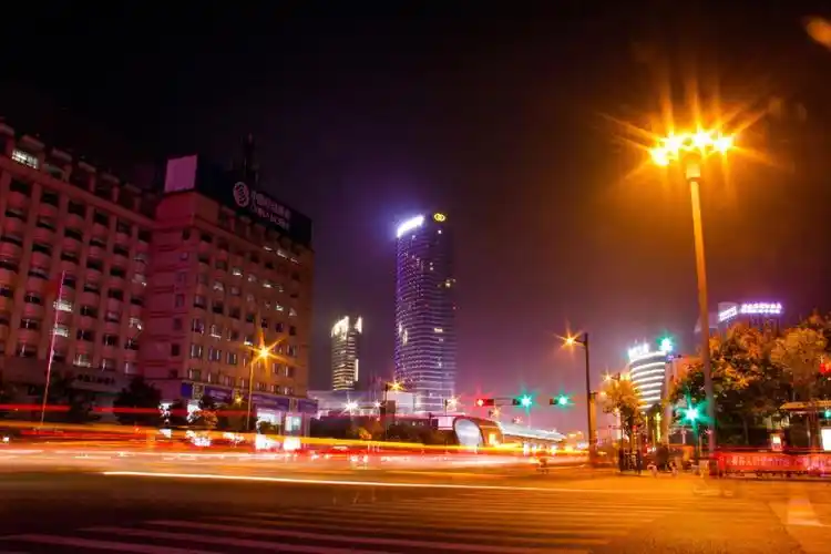 有人欣赏夜景,愿你每一天不止有一地琐碎,还有诗意星辰……#城市夜景