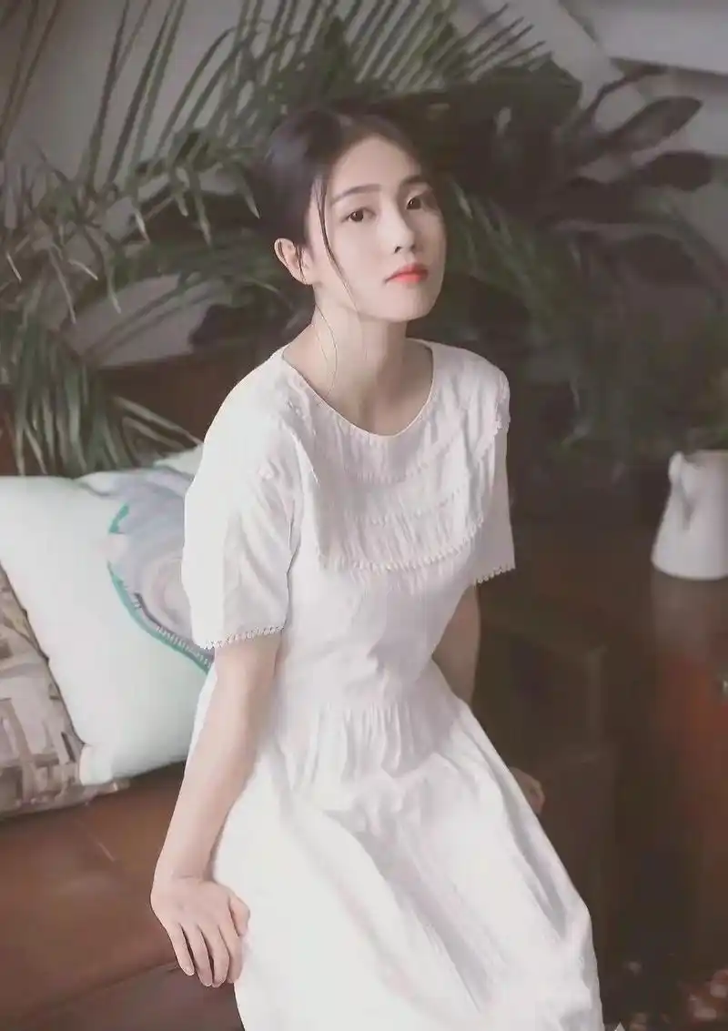 白鹿早期做模特时的照片,那时的她青涩清纯,妆容较淡