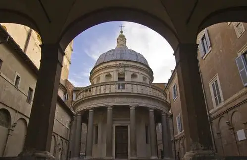 文艺复兴式建筑最明显的特征是扬弃了中世纪时期的哥特式建筑风格的"