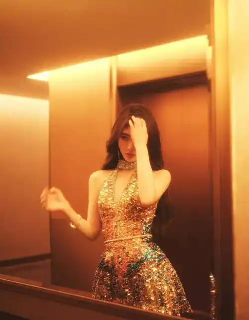 鞠婧祎镀金露背长裙,深v设计时髦,亮片高贵时尚_连衣裙_事业_漂亮