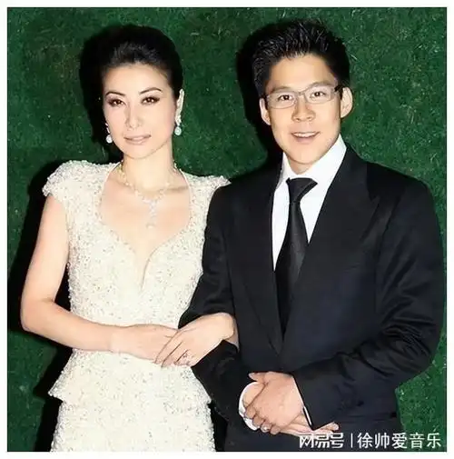 霍启刚晒全家福为郭晶晶过母亲节3子女全部正脸出镜如复制粘贴