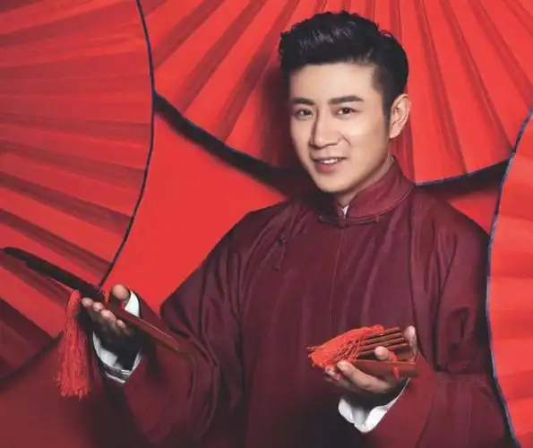 高晓攀,80后相声演员,因为长相潇洒帅气,他被喻为"相声界帅哥","偶像