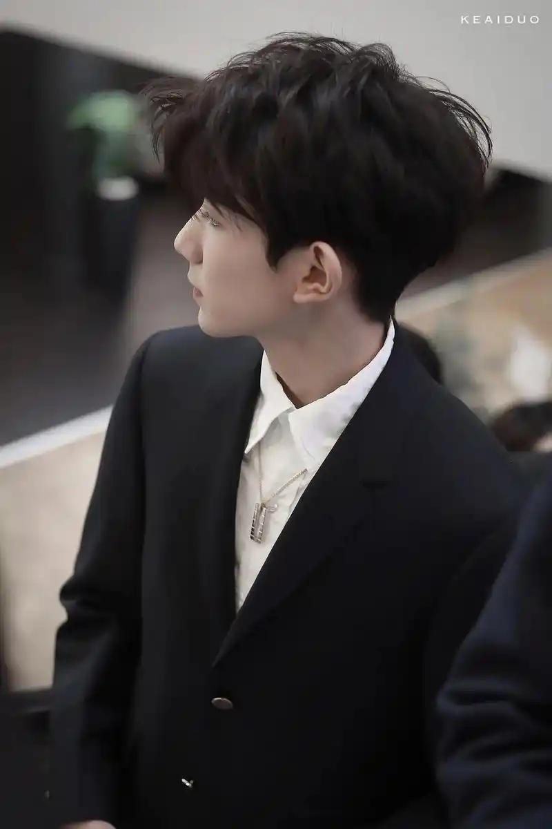 [tfboys][分享]200603 王源绝美侧颜美图来袭,让人忍不住的心动尖叫存