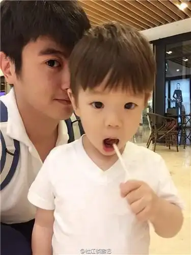 嗯哼长得像胡一统为什么不像杜江到底是不是亲生的