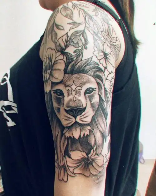 狮子花朵拼接纹身图片_手臂欧美写实点刺清新纹身图案