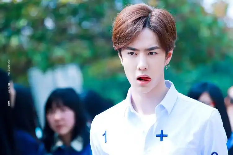 uniq王一博 天天向上 舌头犯规 - 堆糖,美图壁纸兴趣社区