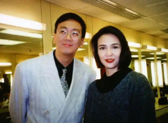 郑丹瑞一家近照妻子气质好2女儿一个高考状元一个考古系硕士