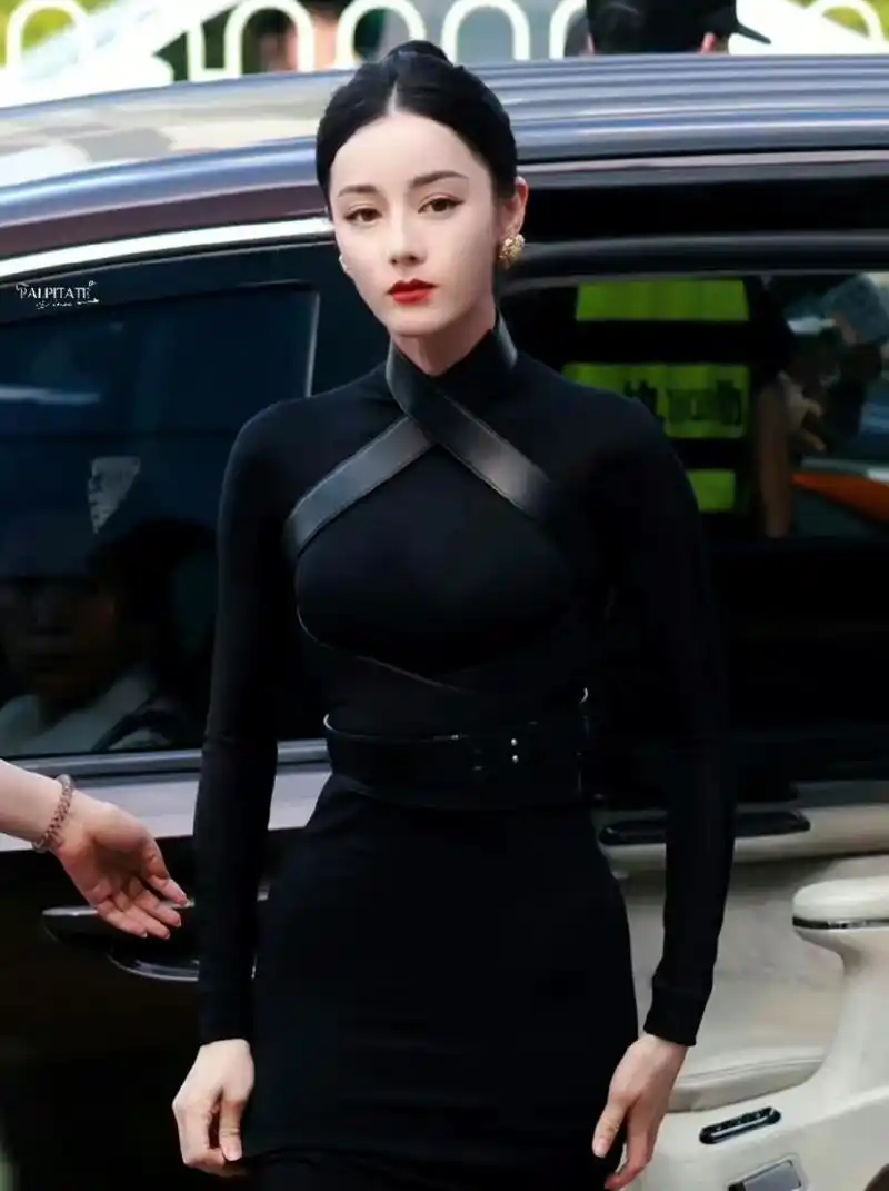 迪丽热巴生图这腰臀比逆天了,这行走的建模ai吧!#迪丽热巴