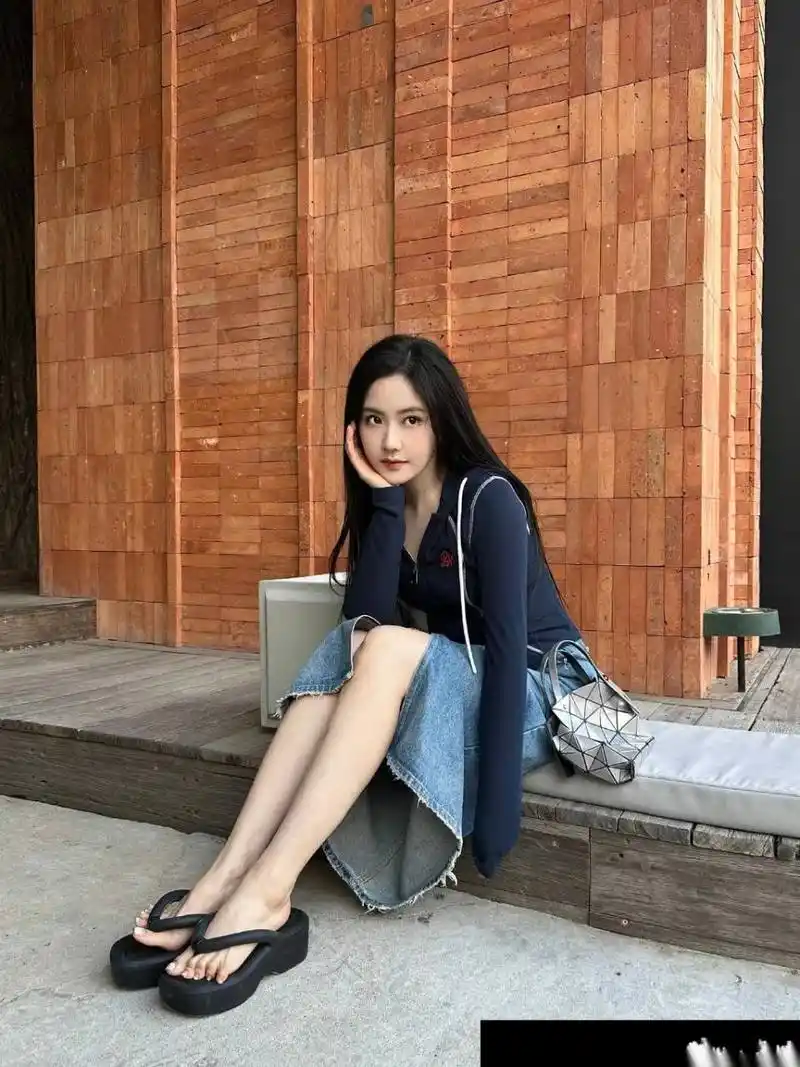 硬糖少女303王艺瑾人字拖美足,如夏日的微风,轻柔而美好.